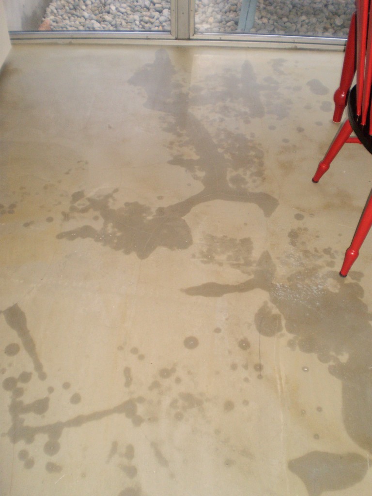 LeakyFloorCracks